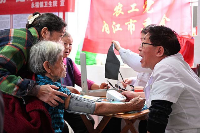 圖5  醫(yī)護人員現(xiàn)場開展重陽健康服務活動.JPG