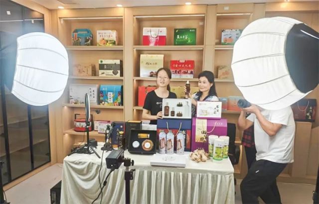 4服務(wù)外包產(chǎn)業(yè)與電商深度融合“直播帶貨” 拷貝.jpg