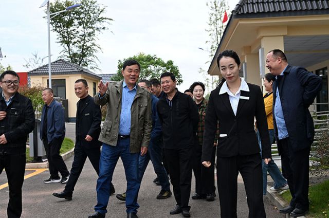 圖1 10月22日，內(nèi)江市東興區(qū)老科技工作者在養(yǎng)老機(jī)構(gòu)調(diào)研。.JPG