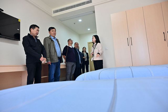 圖5  10月22日，內(nèi)江市東興區(qū)老科技工作者在養(yǎng)老機(jī)構(gòu)調(diào)研。.JPG