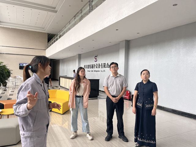 6記者采訪四川賽特制冷設備公司.jpg