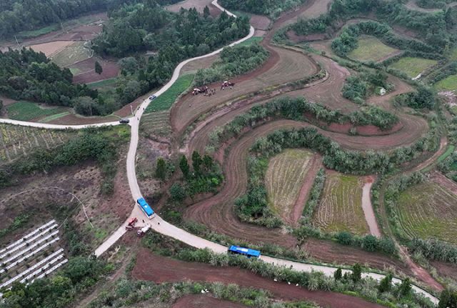 圖1  11月1日，內(nèi)江市東興區(qū)石子鎮(zhèn)七星村，來(lái)自威遠(yuǎn)縣的新農(nóng)民參觀耕種施一體化機(jī)播小麥現(xiàn)場(chǎng)（無(wú)人機(jī)照片）。.JPG