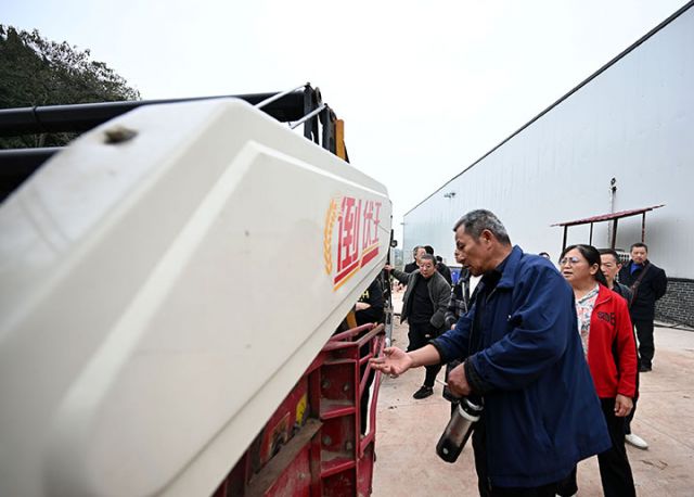 圖2 11月1日，內(nèi)江市東興區(qū)石子鎮(zhèn)農(nóng)事服務(wù)中心，來(lái)自威遠(yuǎn)縣的新農(nóng)民現(xiàn)場(chǎng)了解農(nóng)業(yè)機(jī)械的作用發(fā)揮情況。.JPG