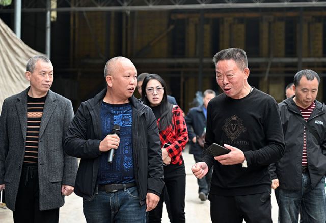 圖4  來(lái)自威遠(yuǎn)縣的新農(nóng)民向種糧大戶求取真經(jīng).JPG