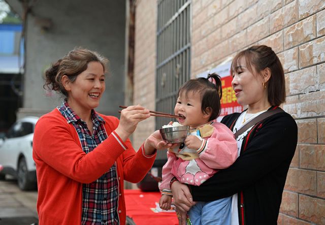 圖5  來(lái)自威遠(yuǎn)縣的新農(nóng)民品嘗該鎮(zhèn)出產(chǎn)的優(yōu)質(zhì)大米飯.JPG