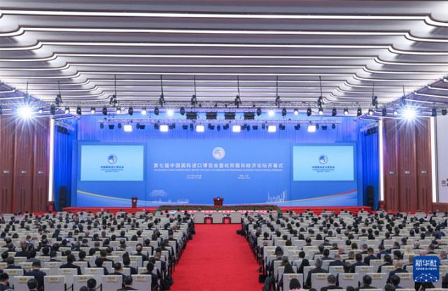 1 第七屆中國(guó)國(guó)際進(jìn)口博覽會(huì)暨虹橋國(guó)際經(jīng)濟(jì)論壇開幕式現(xiàn)場(chǎng) 新華社記者 殷剛 攝.jpg