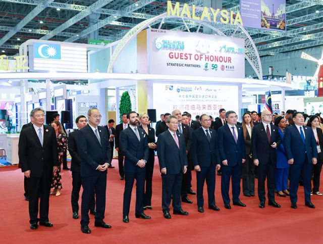 3 開幕式后，李強(qiáng)同與會(huì)外國(guó)領(lǐng)導(dǎo)人共同巡館 新華社記者 王曄 攝.jpg