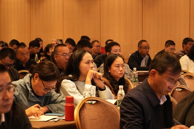 全省各市(州)、縣(市、區(qū))政府、發(fā)改、財政、生態(tài)環(huán)境、城投公司和各類融資平臺公司等分管領(lǐng)導(dǎo)及專業(yè)人員參加培訓(xùn)會.JPG