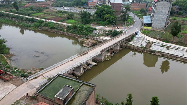 圖1  11月11日，橫跨在大清流河上的明秀橋成為當(dāng)?shù)刂匾慕煌屑~。.jpg