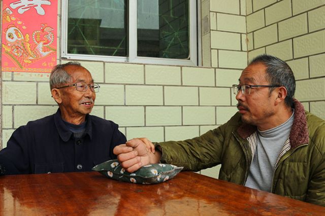 圖2  九旬老中醫(yī)熊朝武為鄉(xiāng)親們看病.jpg