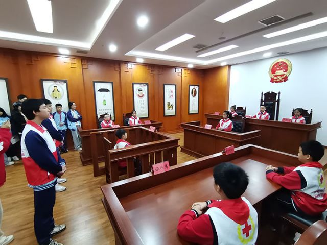 圖2  模擬法庭現(xiàn)場.jpg