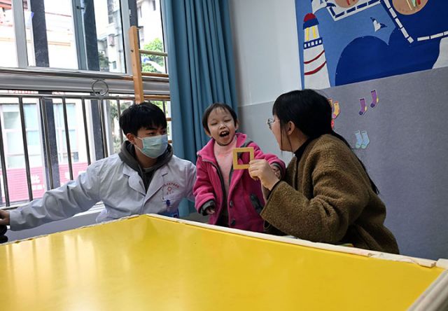 圖5  11月20日，內(nèi)江市東興區(qū)中醫(yī)醫(yī)院兒童康復(fù)中心，孩子們在醫(yī)護(hù)人員、特教老師的陪伴與鼓勵(lì)下快樂學(xué)習(xí)。.JPG