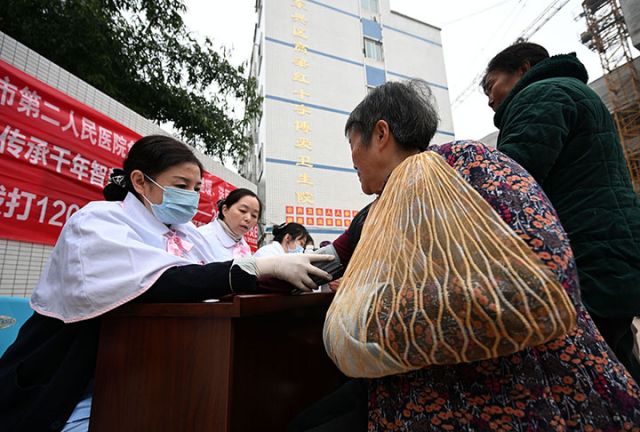 圖3  為群眾免費檢測血壓.jpg