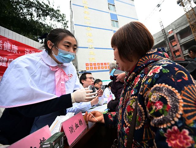 圖4  為群眾免費檢測血糖.jpg