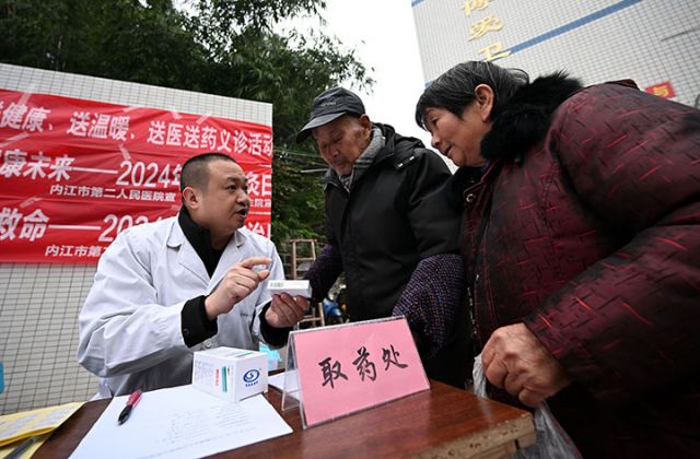 圖5  為群眾免費發(fā)放藥品.jpg