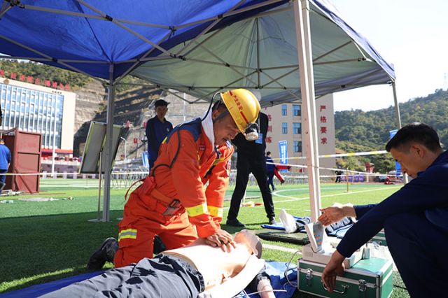 1733305564662687.jpg 圖6 吳彥禹進行心肺復蘇.JPG