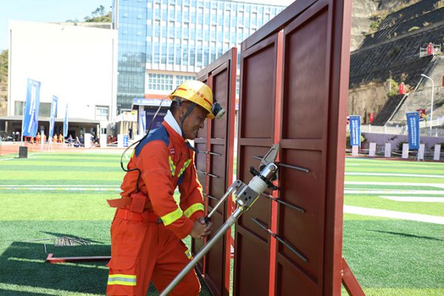 1733305570780653.jpg 圖7 吳彥禹進行液壓破拆.JPG