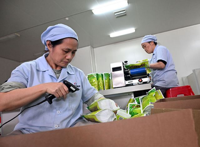 圖2  12月11日，四川省內(nèi)江市東興區(qū)東興街道龍觀社區(qū)，四川菲德力制藥有限公司員工加班加點(diǎn)忙生產(chǎn)，趕進(jìn)度。.JPG