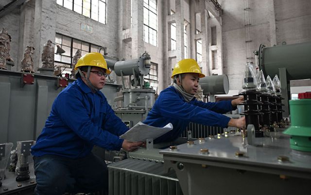 圖5  12月11日，四川省內(nèi)江市東興區(qū)東興街道農(nóng)校社區(qū)，內(nèi)江德華變壓器有限責(zé)任公司員工加班加點(diǎn)趕制國(guó)外訂單，沖刺全年目標(biāo)。.JPG