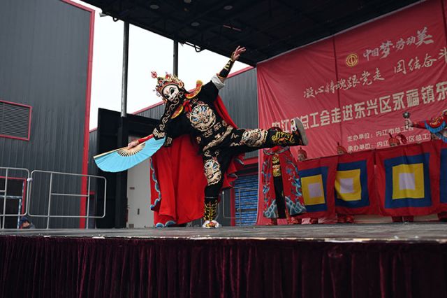 圖4  2024年12月27日，在內(nèi)江市東興區(qū)永福鎮(zhèn)“五好家庭”頒獎典禮與跨年聯(lián)歡會現(xiàn)場，演職人員用精彩的文藝節(jié)目為當?shù)厝罕娺M行跨年慰問，豐富群眾精神文化生活，提升節(jié)日文化氛圍。.JPG