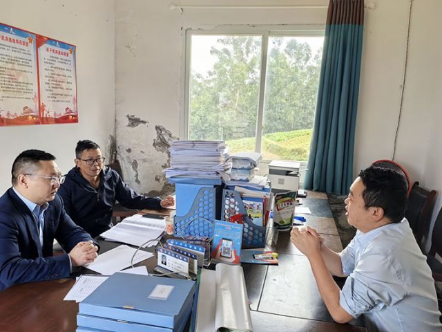 1與桐梓坪村村書記溝通幫扶項目.jpg