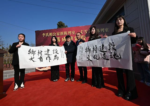 圖2  當(dāng)?shù)匚幕讼蚶钍霞易尻惲惺液驼裳┪幕惲惺揖栀?zèng)書(shū)籍、字畫(huà)等文化展品.jpg