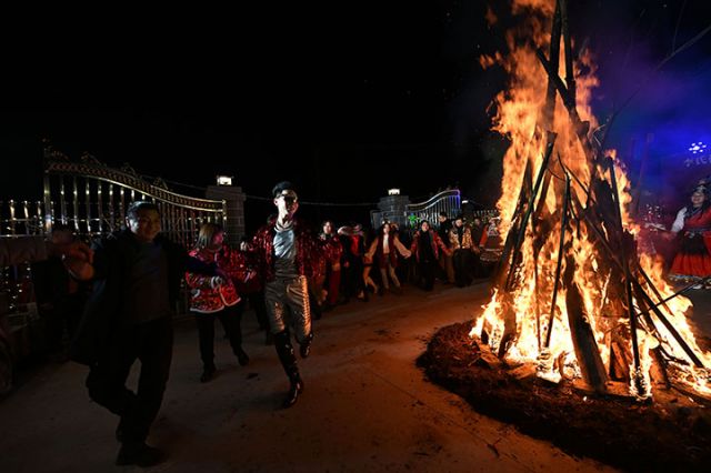 圖5  人們圍著篝火高興地跳起來(lái).jpg