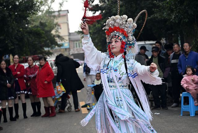 圖5  1月20日，四川省內(nèi)江市東興區(qū)雙橋鎮(zhèn)新店社區(qū)，精彩的戲劇表演深深地吸引了在場(chǎng)觀眾的目光。.JPG