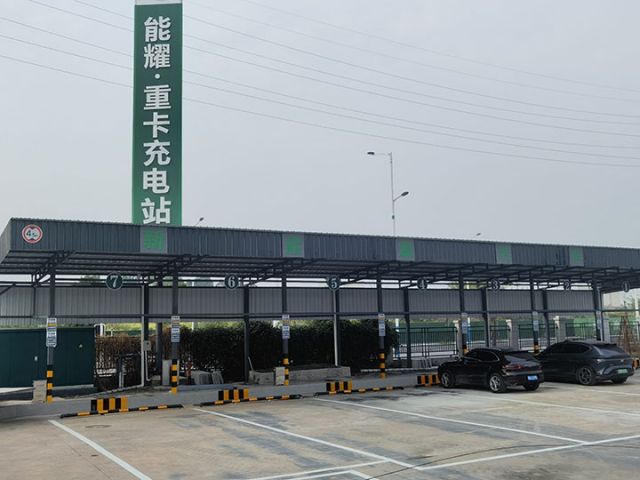 3內(nèi)江耀新新能源汽車(chē)智能化充電設(shè)備投入使用.jpg