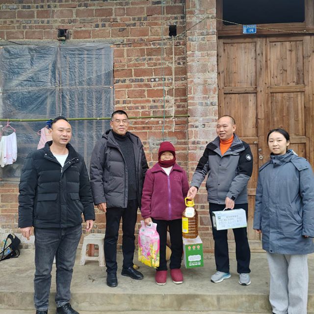 1739175086414099.jpg 1走訪慰問幫扶村困難戶.jpg