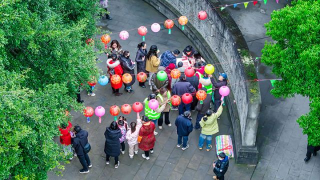 圖３　猜燈謎活動。楊康忠  攝.jpg