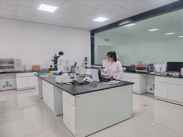 圖3  安岳安鑫實驗室技術人員在記錄數據。閆凱 攝.jpg