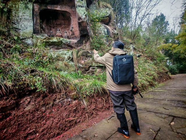 圖2  潘元菊在仔細(xì)檢查石刻造像  閆凱 攝.jpg