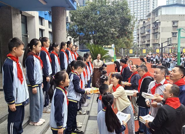 5)瀘州實(shí)驗(yàn)小學(xué) 致公書(shū)院贈(zèng)書(shū)活動(dòng).jpg