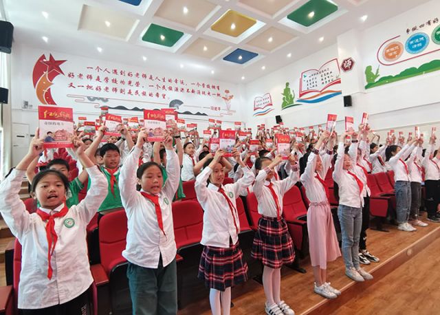 8)瀘州國(guó)家高新區(qū)學(xué)校舉行 “童心向黨?共讀經(jīng)典”活動(dòng).jpg