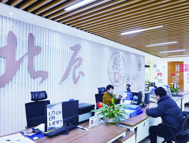 1741177023975676.jpg 北辰社區(qū)居民正在服務(wù)中心辦理社保查詢業(yè)務(wù) 周淼葭 攝.JPG