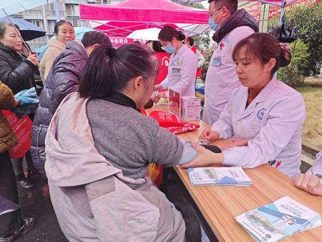 圖2  義診活動。周倩  攝.jpg