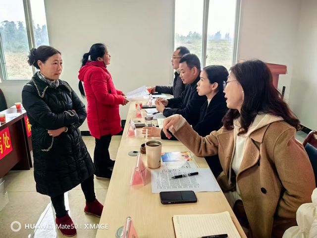 1741591881638707.jpg 3接受群眾對(duì)“社保信用貸”咨詢.jpg