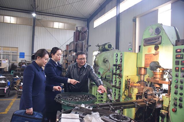 1741591927489898.jpg 2隆昌農(nóng)商銀行員走訪企業(yè)了解生產(chǎn)經(jīng)營情況.jpg