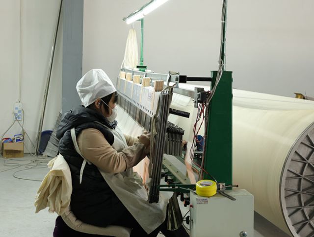 5工人正在專心生產(chǎn)  周淼葭攝.JPG