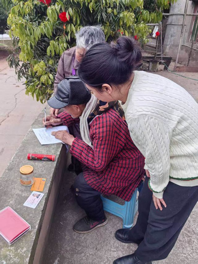 1741765300477552.jpg 1合江農(nóng)商銀行佛蔭支行員工上門為老年客戶服務(wù).jpg