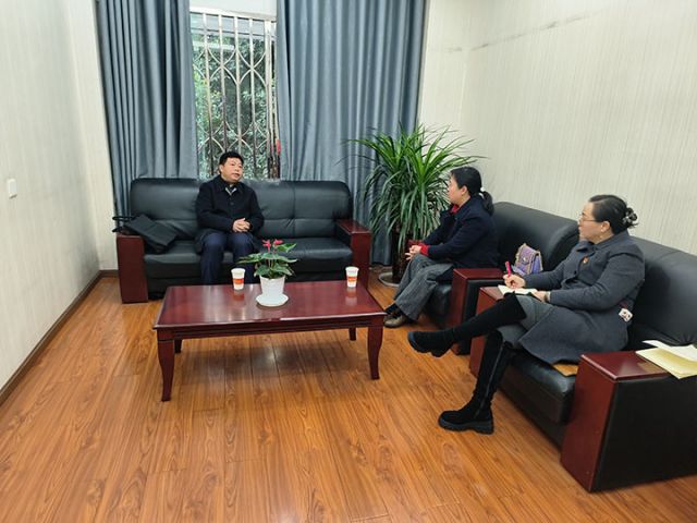 1741765353198689.jpg 1合江農(nóng)商銀行員工走訪了解企業(yè)生產(chǎn)經(jīng)營(yíng)情況.jpg