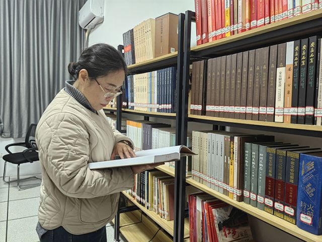 1741855030974003.jpg 圖2 周春正查閱石刻相關(guān)資料 楊玲攝.jpg