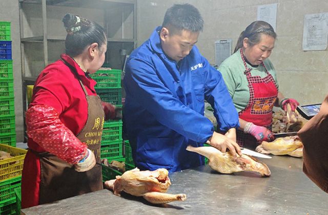 圖1  唐明輝正和員工一起分解雞肉 周倩攝.jpg