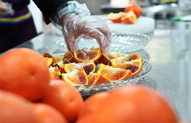 圖3  城區(qū)某食堂員工正在將新鮮的沃柑、血橙擺放裝盤。.JPG