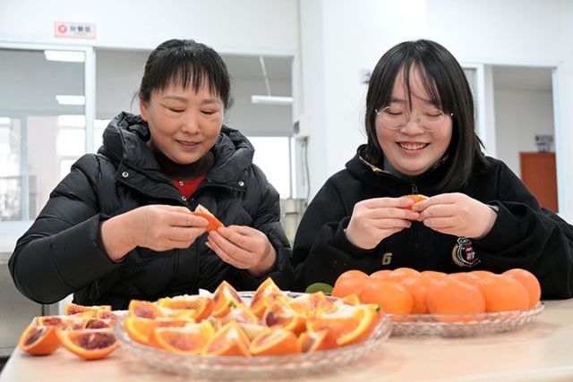 圖4  城區(qū)某食堂員工正在品嘗新鮮水果.JPG