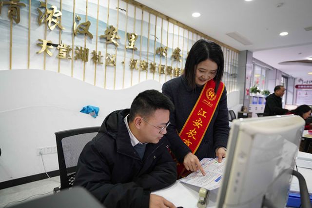 1742453369719539.jpg 2江安農(nóng)商銀行向社區(qū)工作人員宣傳金融知識.JPG