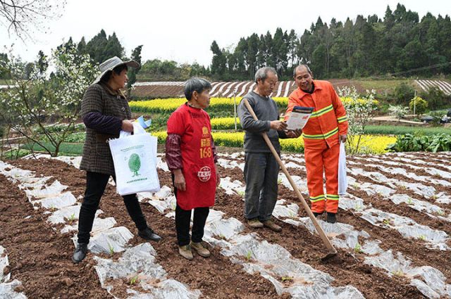 圖2  夏開桂夫妻倆在向村民宣傳森林防火知識(shí).jpg