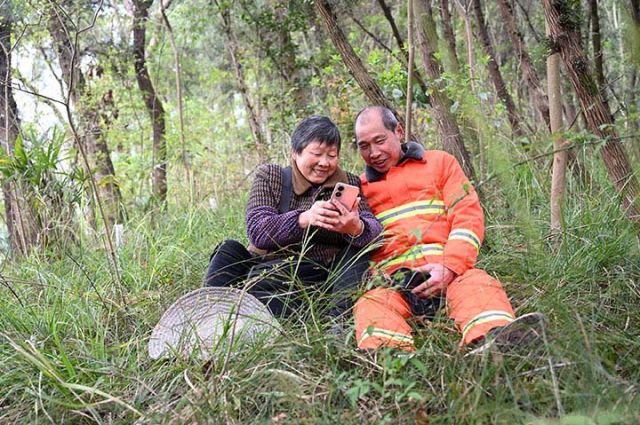 圖3  夏開桂夫妻倆在巡山間隙坐在一起休息聊天.jpg