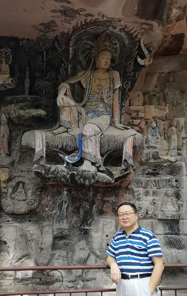 圖6  汪毅與安岳石刻 汪毅供圖.jpg